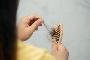 mulher queda de cabelo de alergia ao shampoo foto