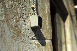 interruptor de parede. botão preto com fio. fornecimento de eletricidade. foto