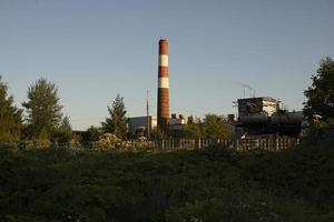 tubulação da estação da caldeira. paisagem industrial. vista da fábrica. foto