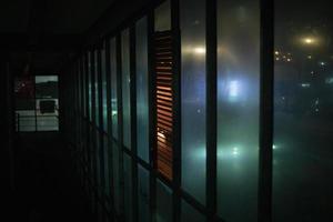 luz à noite. brilho neon no túnel. luz através do vidro. foto