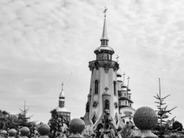 cruz de igreja cristã em torre alta para orações foto