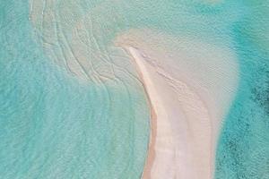 relaxante cena aérea de praia, banner de modelo de férias de férias de verão. ondas surfam com incrível lagoa azul do oceano, costa do mar, litoral. vista superior do drone aéreo perfeito. praia tranquila e iluminada, beira-mar foto