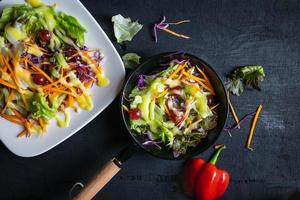 tigela de salada de legumes na mesa preta