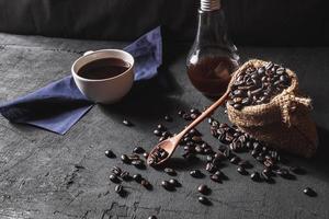 café quente e grãos de café crus foto