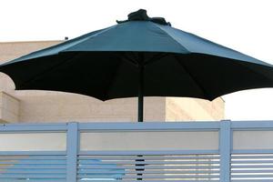 guarda-chuva no parque da cidade perto do mar. foto