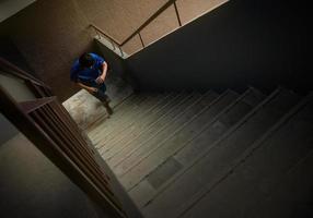 homens se exercitando subindo e descendo escadas de concreto durante o sol da manhã. foto