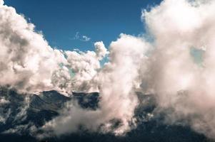 nuvens acima das montanhas foto