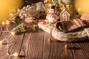 decorações de natal e inverno na mesa de madeira com luzes decorativas, fundo de natal foto