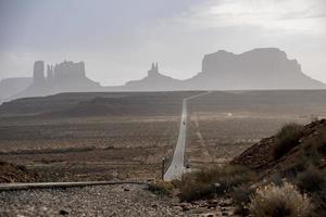 incrível vista de timelapse da estrada infinita perto de Monument Valley, Arizona, EUA. vistas panorâmicas do vale do monumento. foto