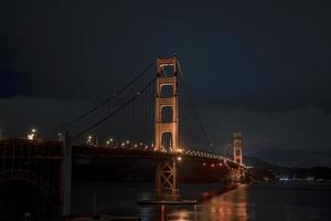 famosa ponte golden gate em são francisco à noite, eua. lindo são francisco. foto