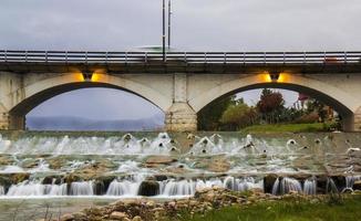 a ponte cheshmeh na cidade de tonekabon foto