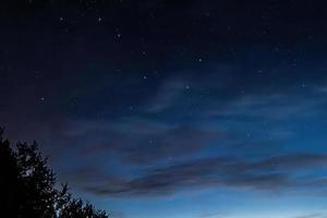 constelação da ursa maior. céu estrelado da noite. foto