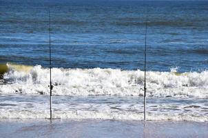 varas de pesca na praia foto