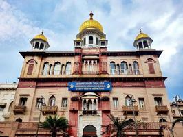 fachada de gurudwara sis ganj sahib, é um dos nove gurdwaras históricos em delhi, construído em 1783 para comemorar o local do martírio sikh guru, guru tegh bhadur. foto