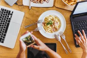 trabalhadores comem durante as reuniões em um café foto