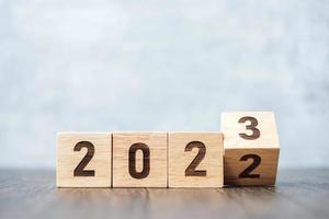 virar o bloco de 2022 para 2023. objetivo, resolução, estratégia, plano, motivação, reinicialização, previsão, mudança, contagem regressiva e conceitos de férias de ano novo foto