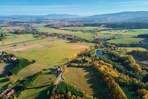 aldeia de montanha e campos agrícolas, vista aérea. paisagem natural foto