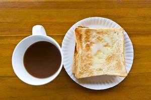 xícara de café e despeje a torrada de leite foto