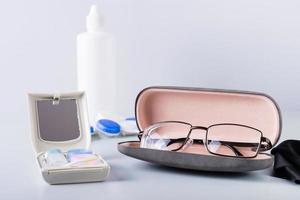 caixa para guardar itens de cuidados com lentes de contato e óculos em um estojo. escolhendo um método de correção da visão foto