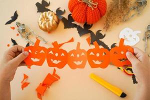 instruções passo a passo para criar guirlandas de decorações de papel por crianças para o feriado de Halloween. passo 6 a guirlanda está pronta foto
