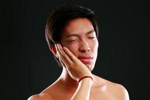 jovem asiático com dor de dente