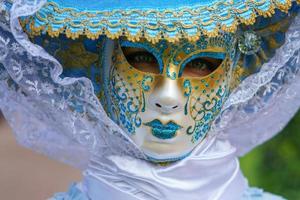 mulher com uma máscara veneziana e um lindo vestido de carnaval foto