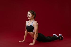 mulher de fundo vermelho envolvida em fitness para a saúde foto