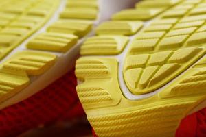 design texturizado da sola da banda de rodagem de um tênis em macro amarelo. foto