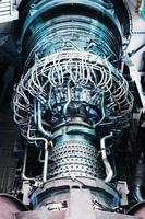 o corpo da turbina com um turbocompressor e um sistema de alimentação de combustível para a câmara de combustão da usina. foto
