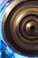 um disco de rotor com lâminas de um motor de turbina a gás turbojato, vista interna. foto