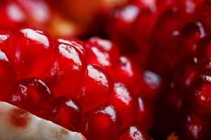 sementes vermelhas maduras e suculentas de close-up de frutas de romã fresca. foto