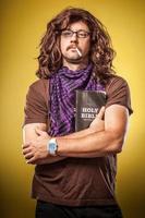 bíblia sagrada segurando hipster cara cigarro na boca alternativa cristã