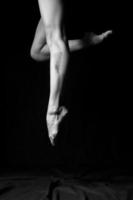 bailarina pulando em preto e branco foto