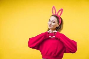 jovem em orelhas de coelho em um fundo amarelo foto