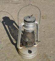 lâmpada de querosene velha foto
