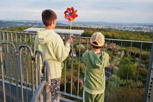 meninos com cata-vento na torre de vigia. foto