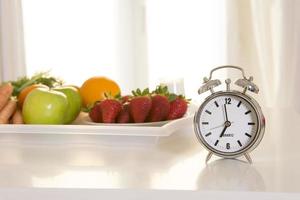 despertador com bandeja de frutas frescas pela manhã