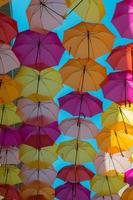 guarda-chuvas abertos multicoloridos como abrigo de rua. foto