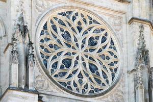 bela rosácea na catedral de bordeaux. foto