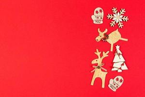 vista superior das decorações de natal em fundo colorido. conceito de composição de ano novo com espaço vazio para seu projeto foto