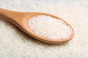 arroz seco em uma colher