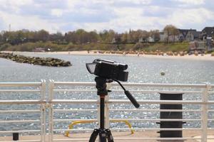 visão de foco seletivo em uma câmera filmando em um porto de iates em kiel na alemanha foto