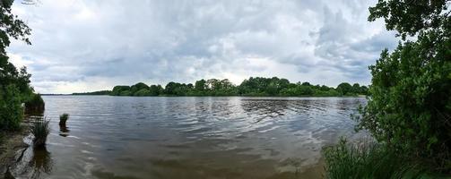 bela paisagem em um lago com uma superfície de água reflexiva foto