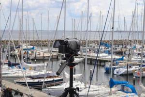 visão de foco seletivo em uma câmera filmando em um porto de iates em kiel na alemanha foto