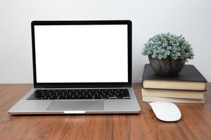 mesa de trabalho e laptop. copie o espaço e a tela em branco. imagem de negócios, laptop de tela em branco e suprimentos. foto