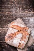 pão fresco na mesa de madeira foto