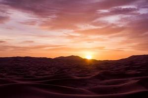 nascer do sol sobre o deserto do Saara