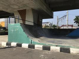 skatepark vazio no parque público da cidade foto