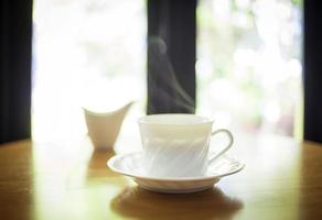 xícara de café na mesa do café interior foto