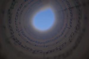 partitura em forma circular com fundo azul foto